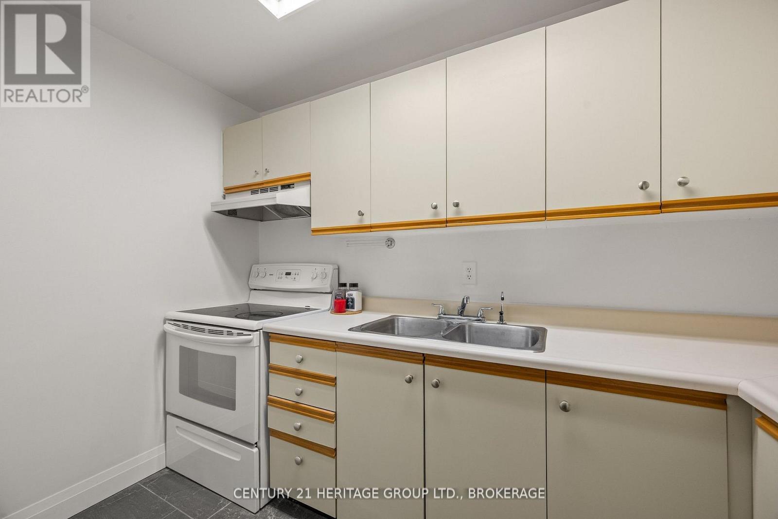 202 - 561 Armstrong Road, Kingston (East Gardiners Rd), ON