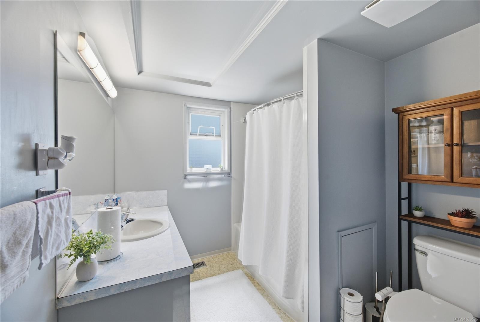 3971 Cedarwood St, Saanich, BC
