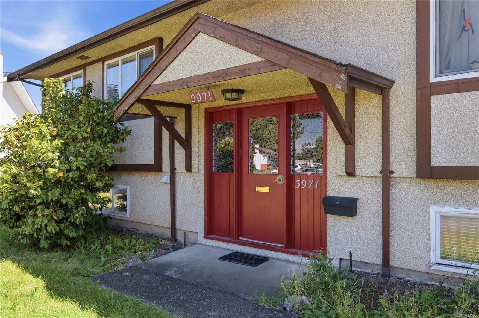 3971 Cedarwood St, Saanich, BC