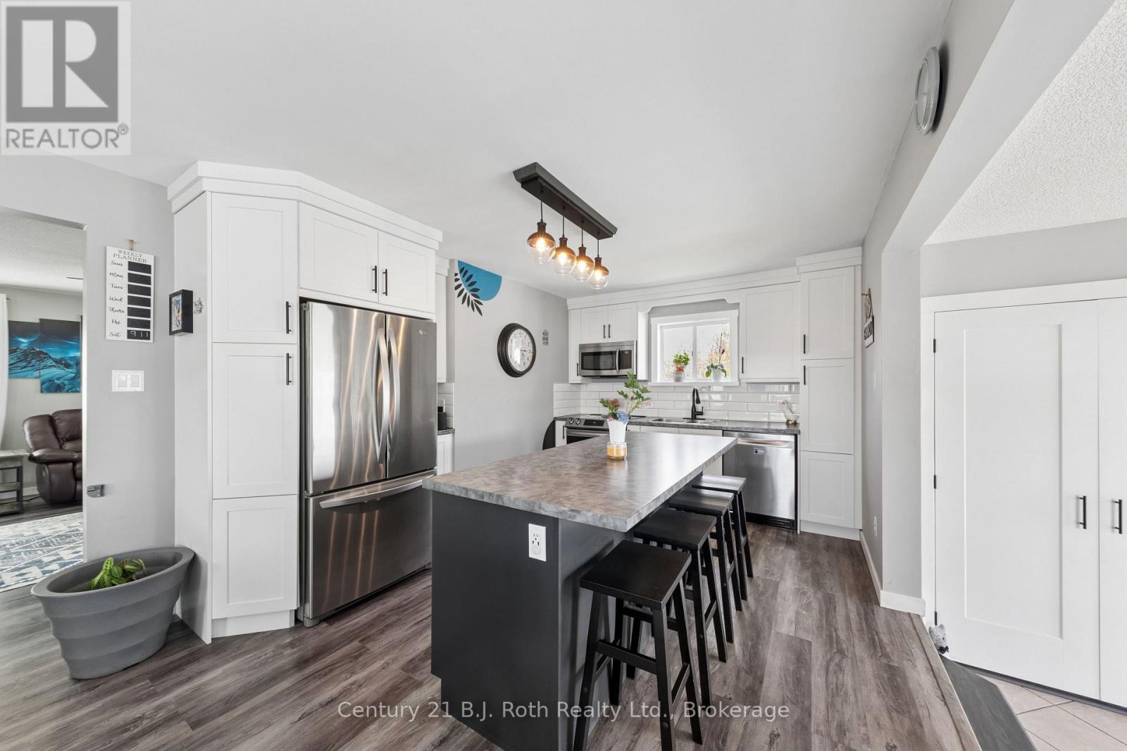 Custom Kitchen - 57 Port Severn Road N, Georgian Bay (Baxter), ON