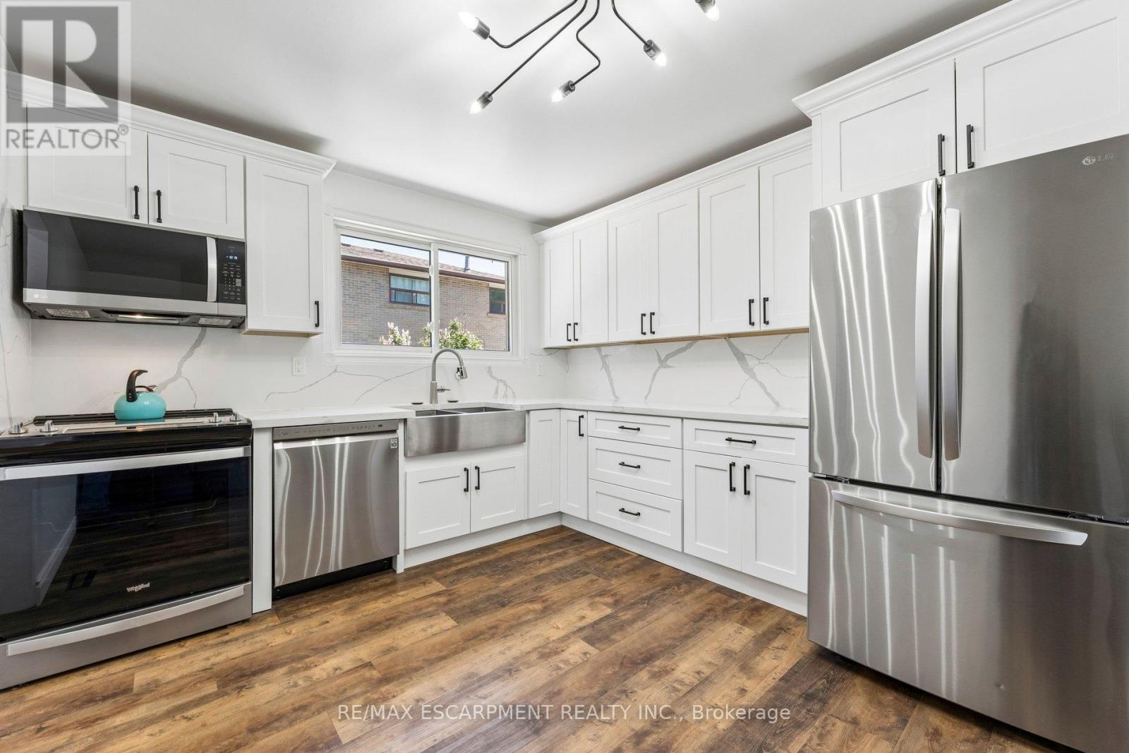 Quartz countertops and backsplash - 29 Deeside Crescent, Brampton, ON