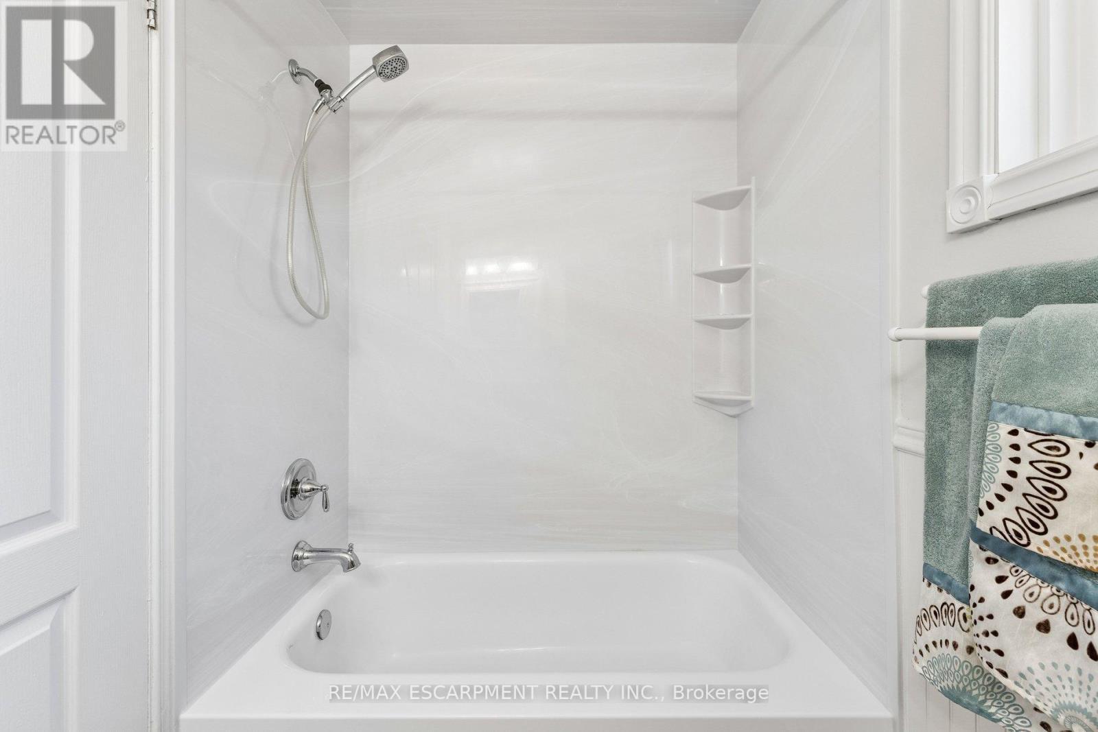 Upgraded bathroom - 29 Deeside Crescent, Brampton, ON