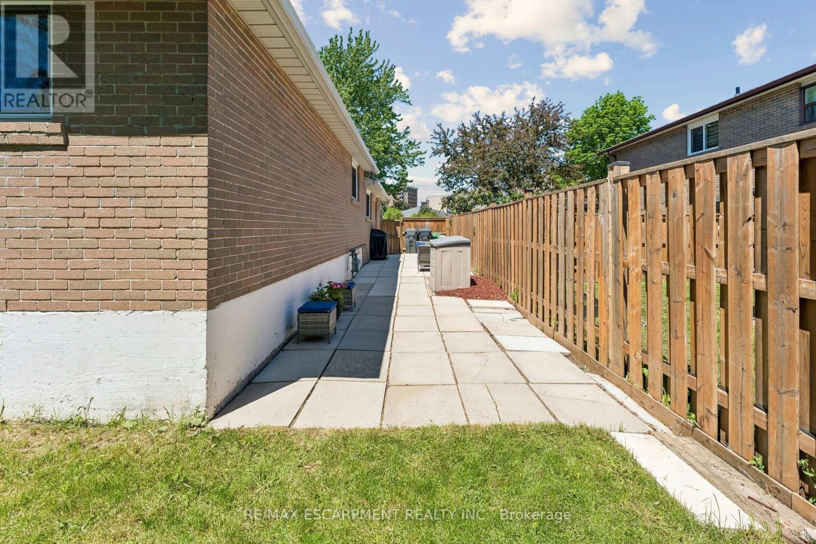 Long side yard - 29 Deeside Crescent, Brampton, ON