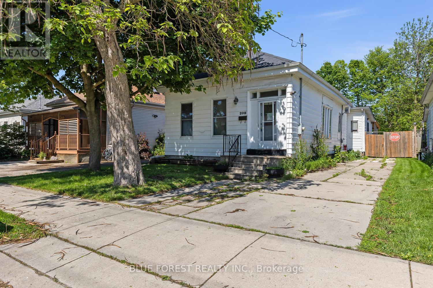 208 Maitland Street, London East (East K), ON - Outdoor With Facade