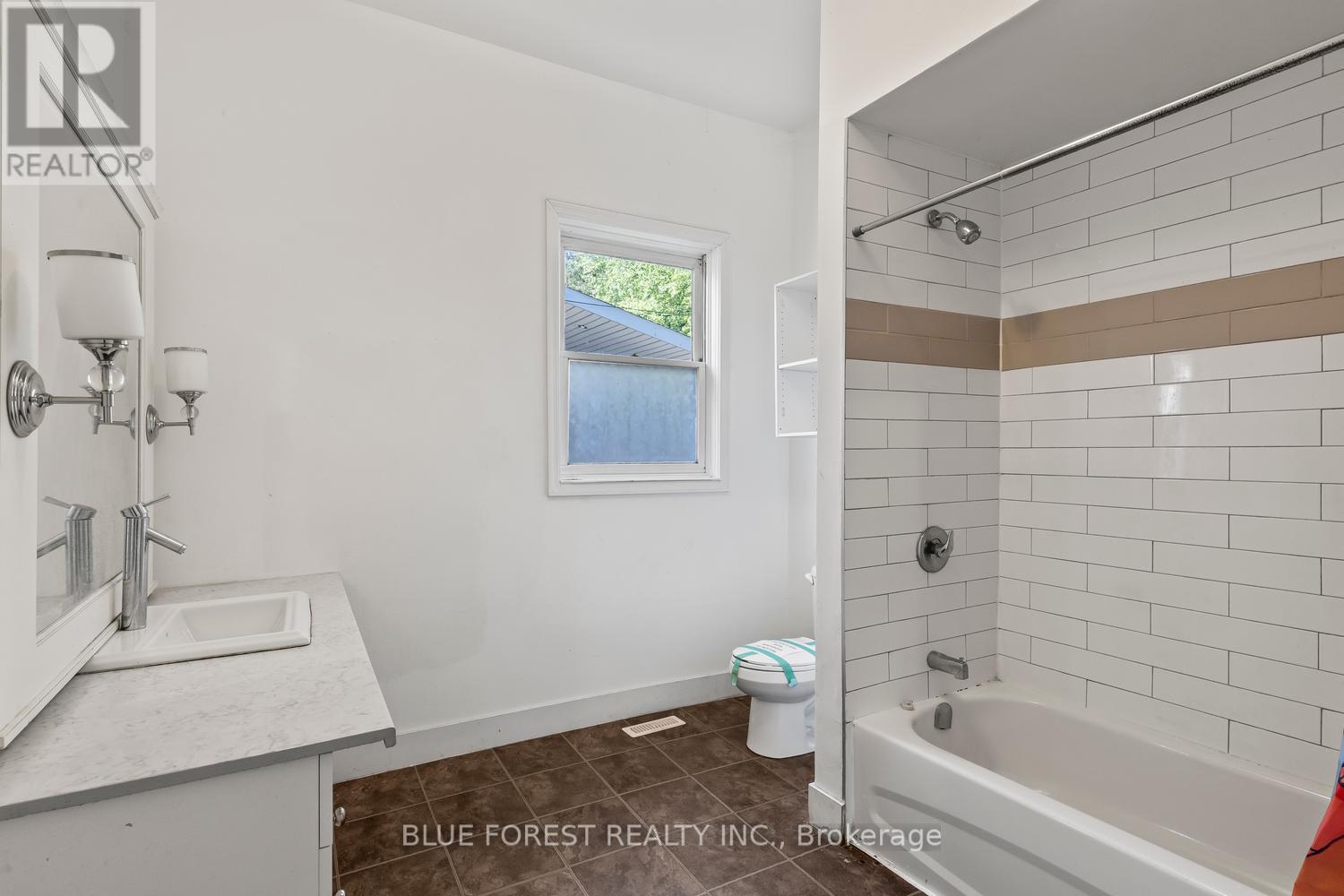 208 Maitland Street, London East (East K), ON - Indoor Photo Showing Bathroom