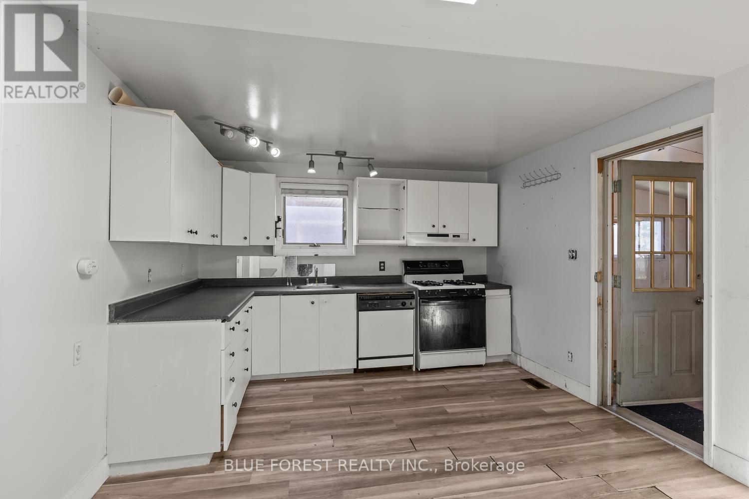 208 Maitland Street, London East (East K), ON - Indoor Photo Showing Kitchen