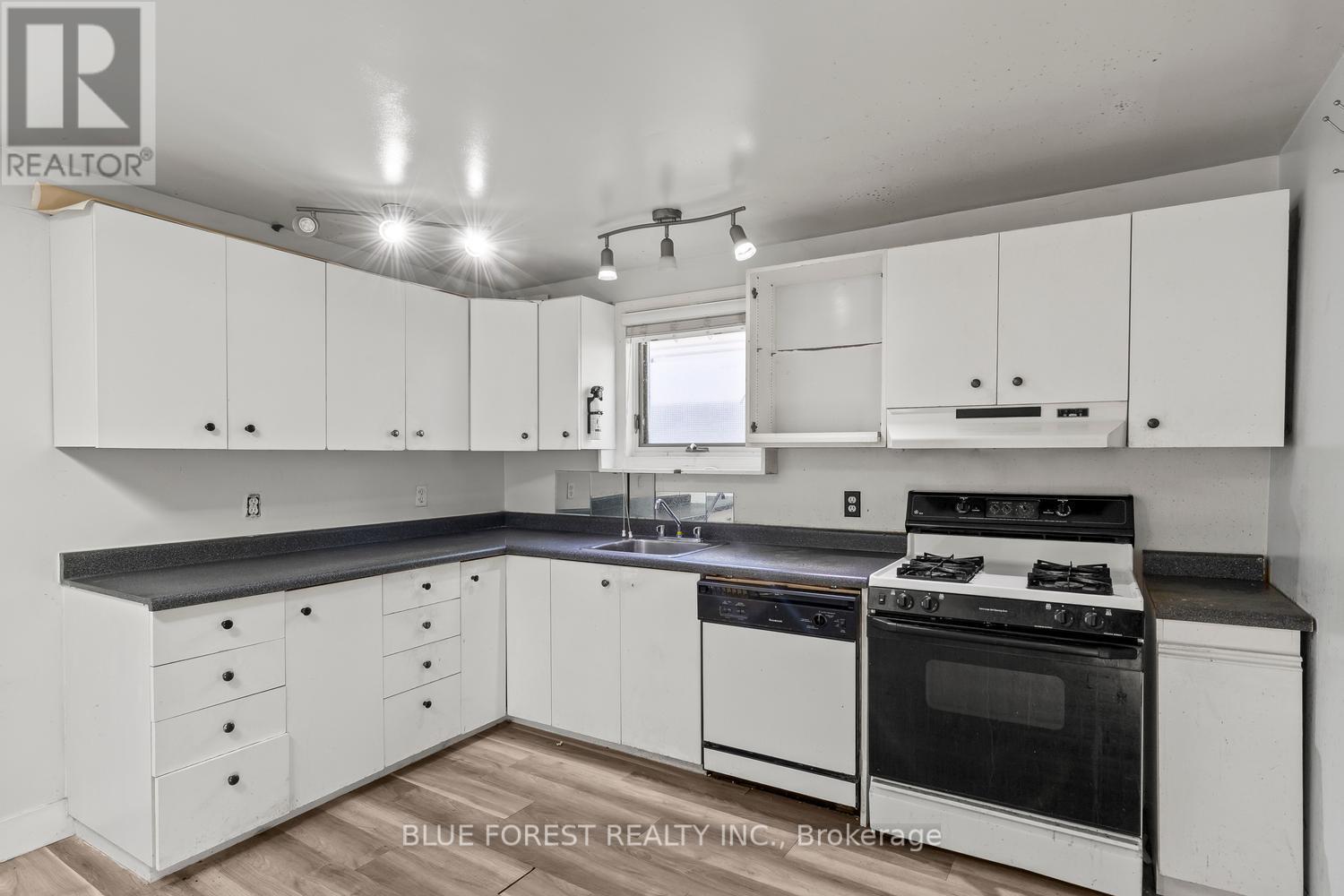 208 Maitland Street, London East (East K), ON - Indoor Photo Showing Kitchen