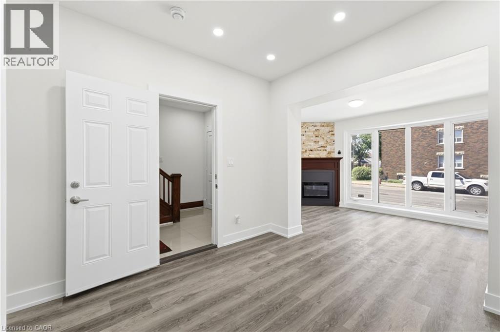 968 Main Street E, Hamilton, ON - Indoor Photo Showing Other Room