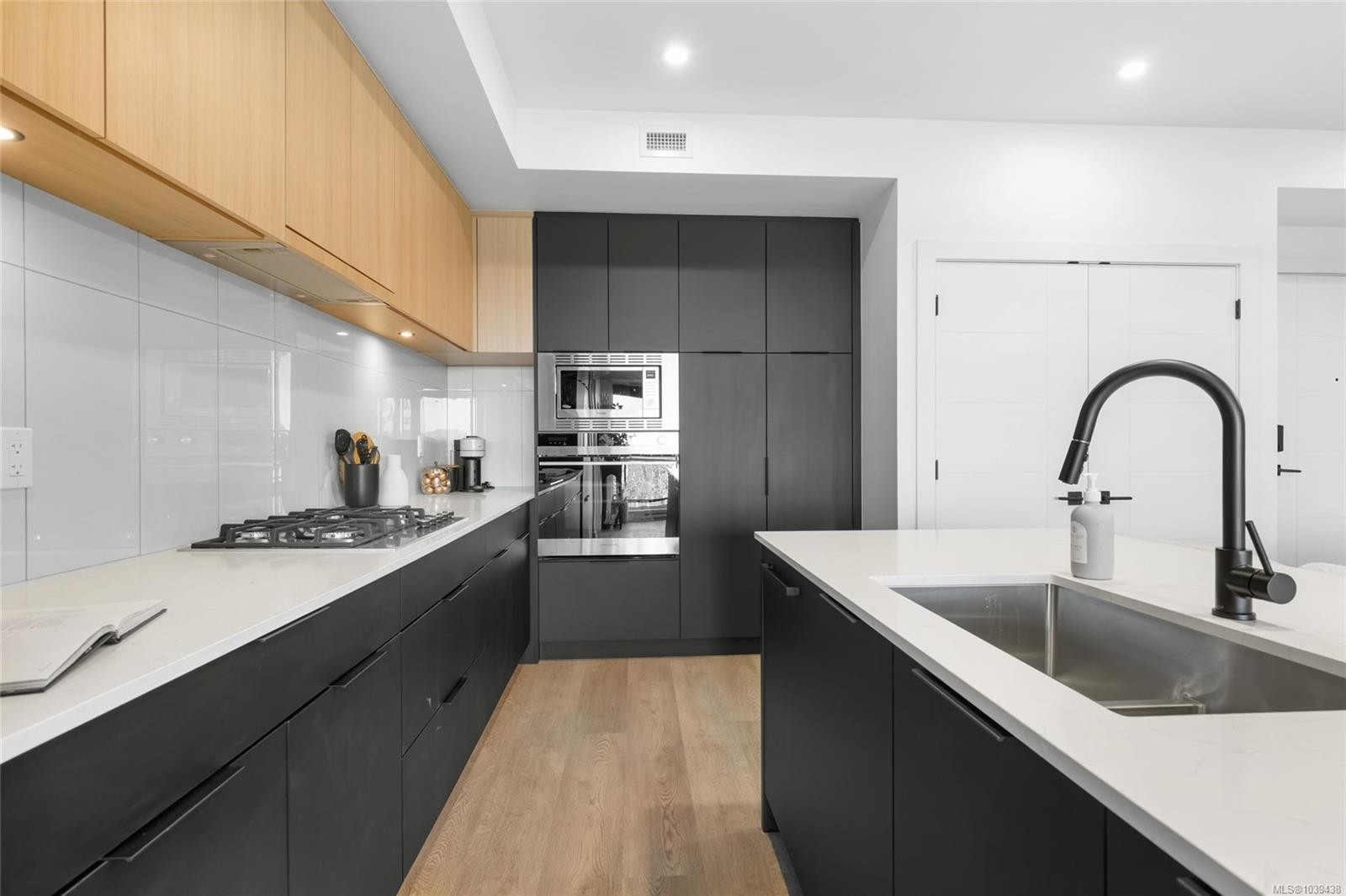 #316-2341 Bear Mountain Pkwy, Langford, BC - Indoor Photo Showing Kitchen With Upgraded Kitchen