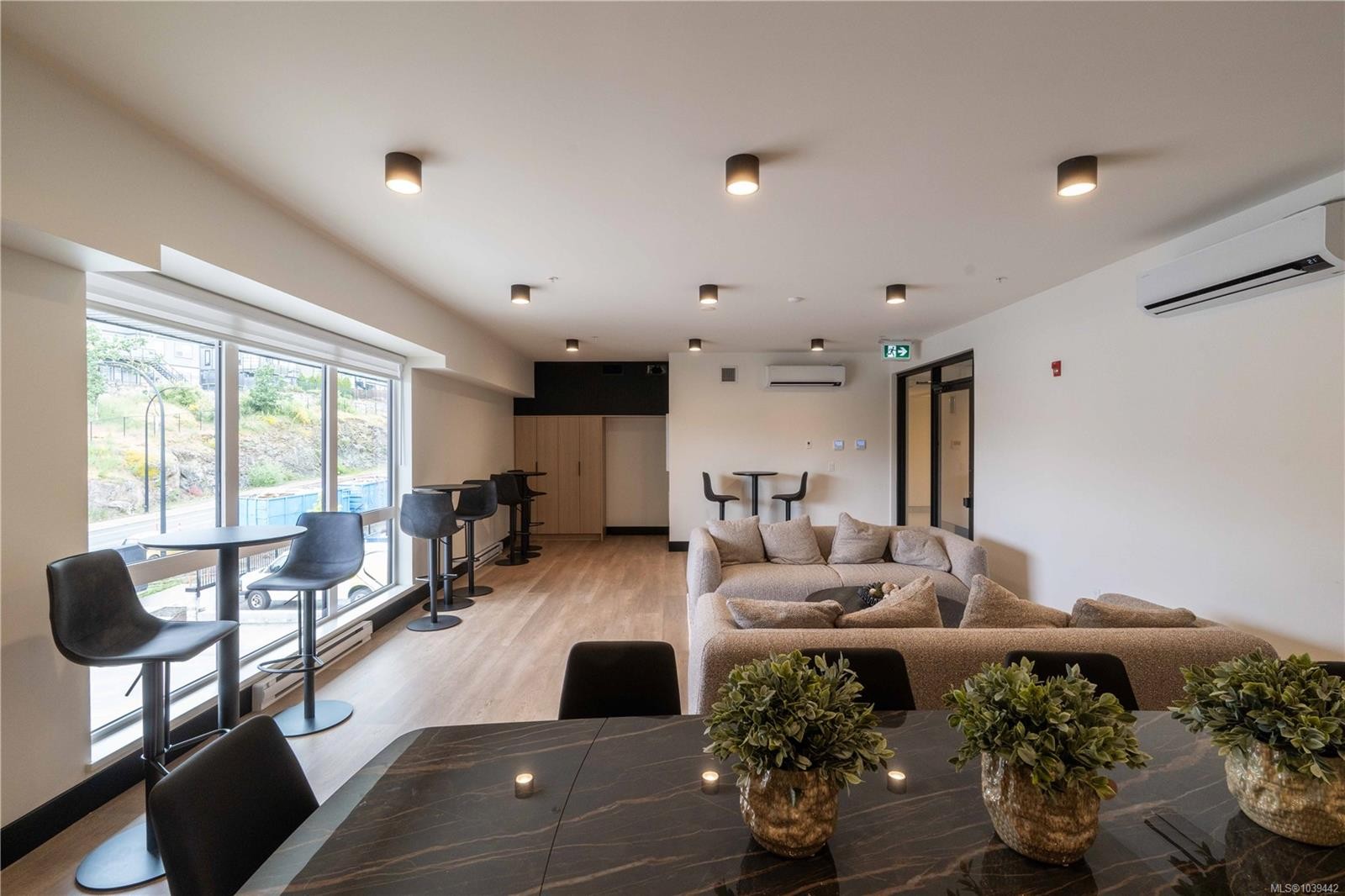 #413-2341 Bear Mountain Pkwy, Langford, BC - Indoor Photo Showing Living Room