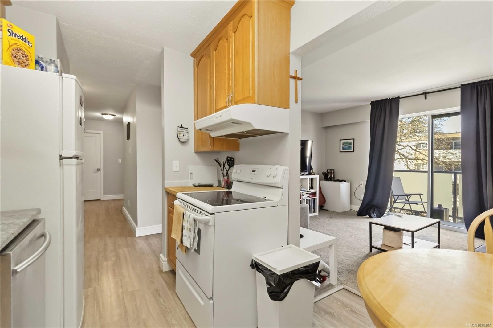#302-904 Hillside Ave, Victoria, BC - Indoor