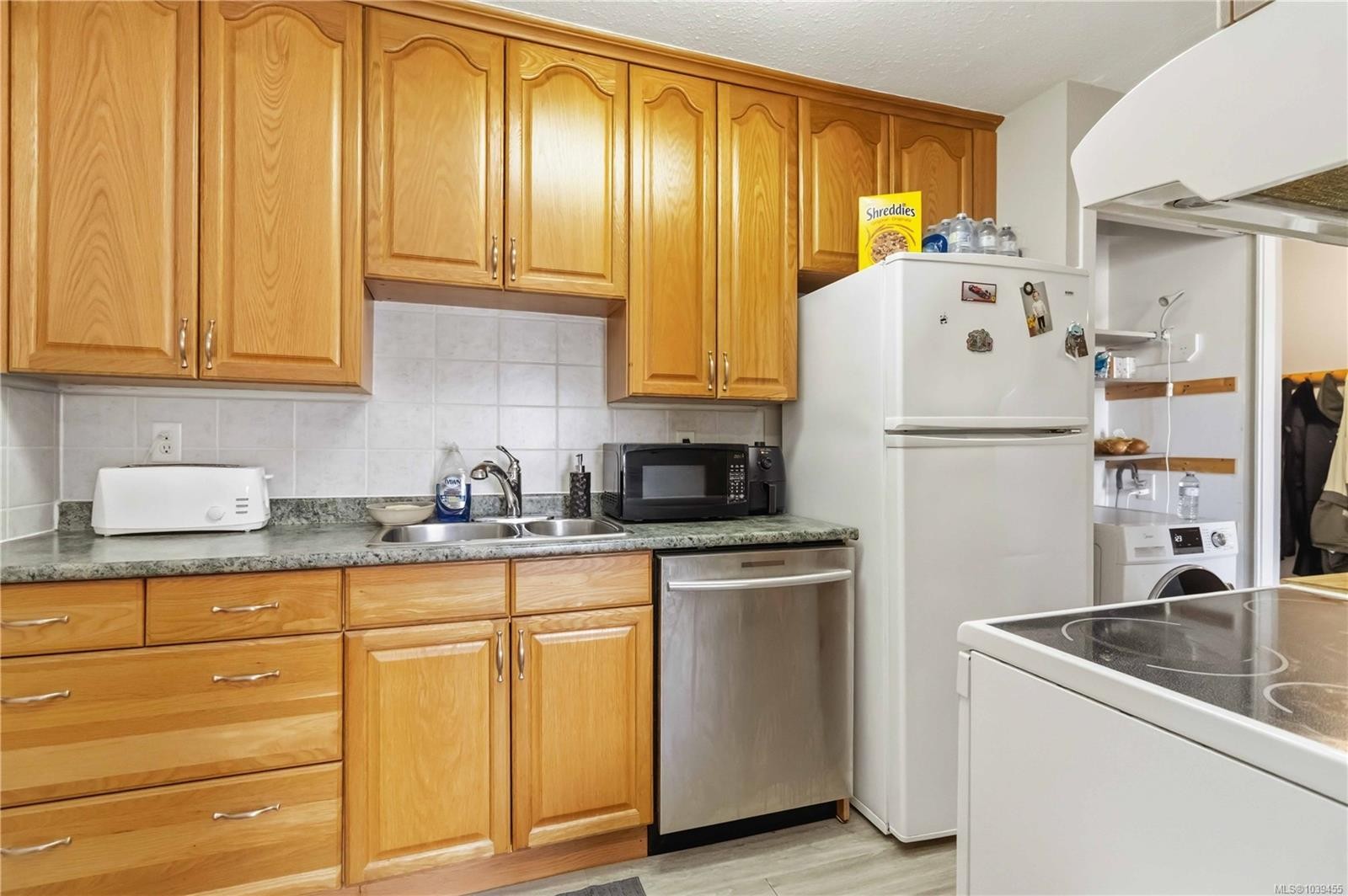 #302-904 Hillside Ave, Victoria, BC - Indoor Photo Showing Kitchen With Double Sink