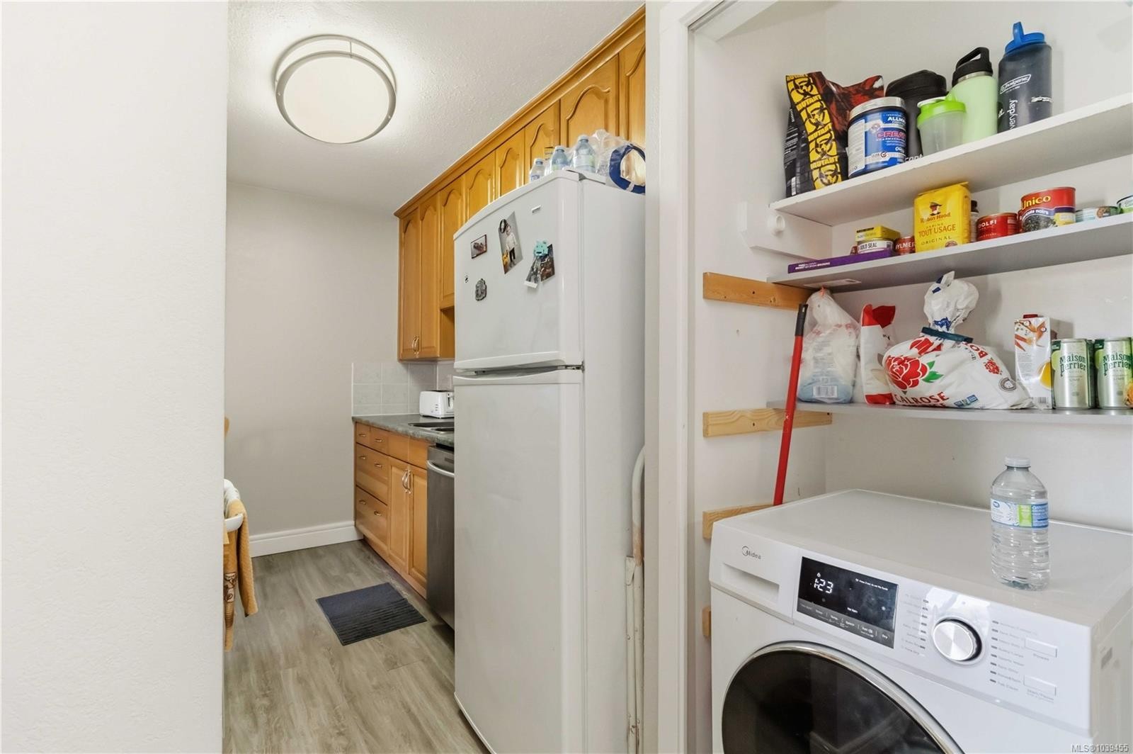 #302-904 Hillside Ave, Victoria, BC - Indoor Photo Showing Laundry Room