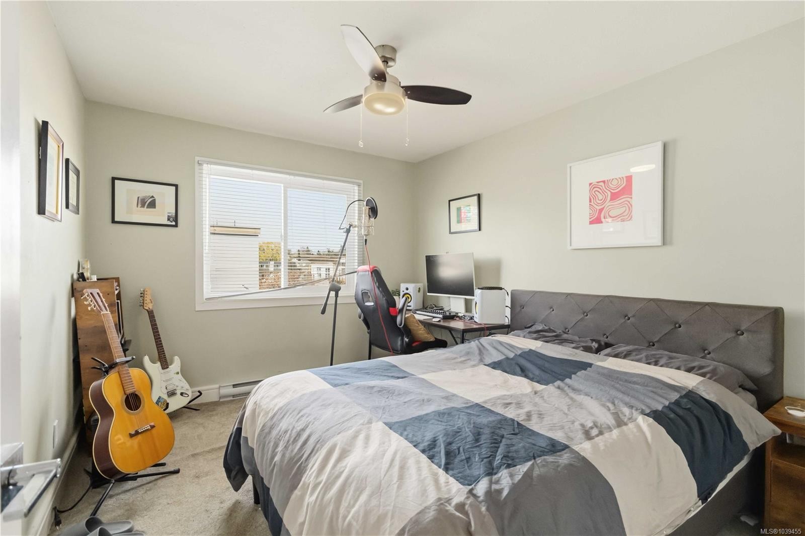 #302-904 Hillside Ave, Victoria, BC - Indoor Photo Showing Bedroom
