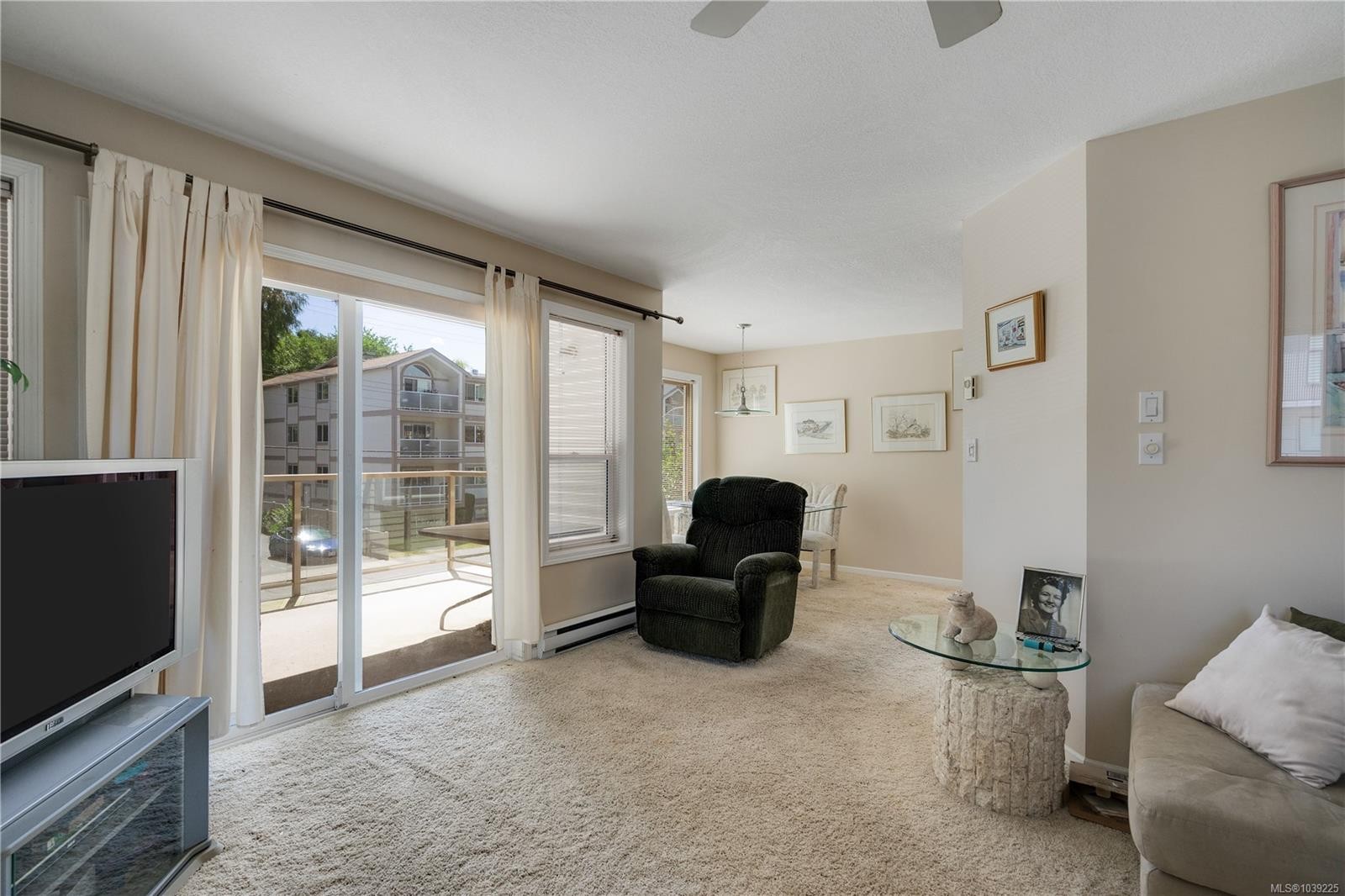 #207-245 First St, Duncan, BC - Indoor Photo Showing Living Room