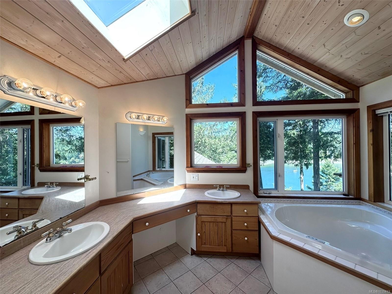 165 Ontario Pl, Salt Spring, BC