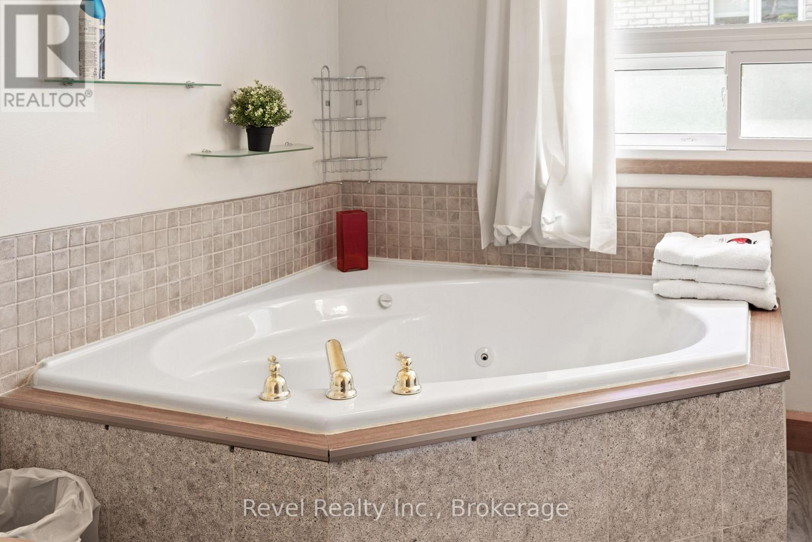 Main Floor Bath - 75 Meachin Drive, Kawartha Lakes (Verulam), ON