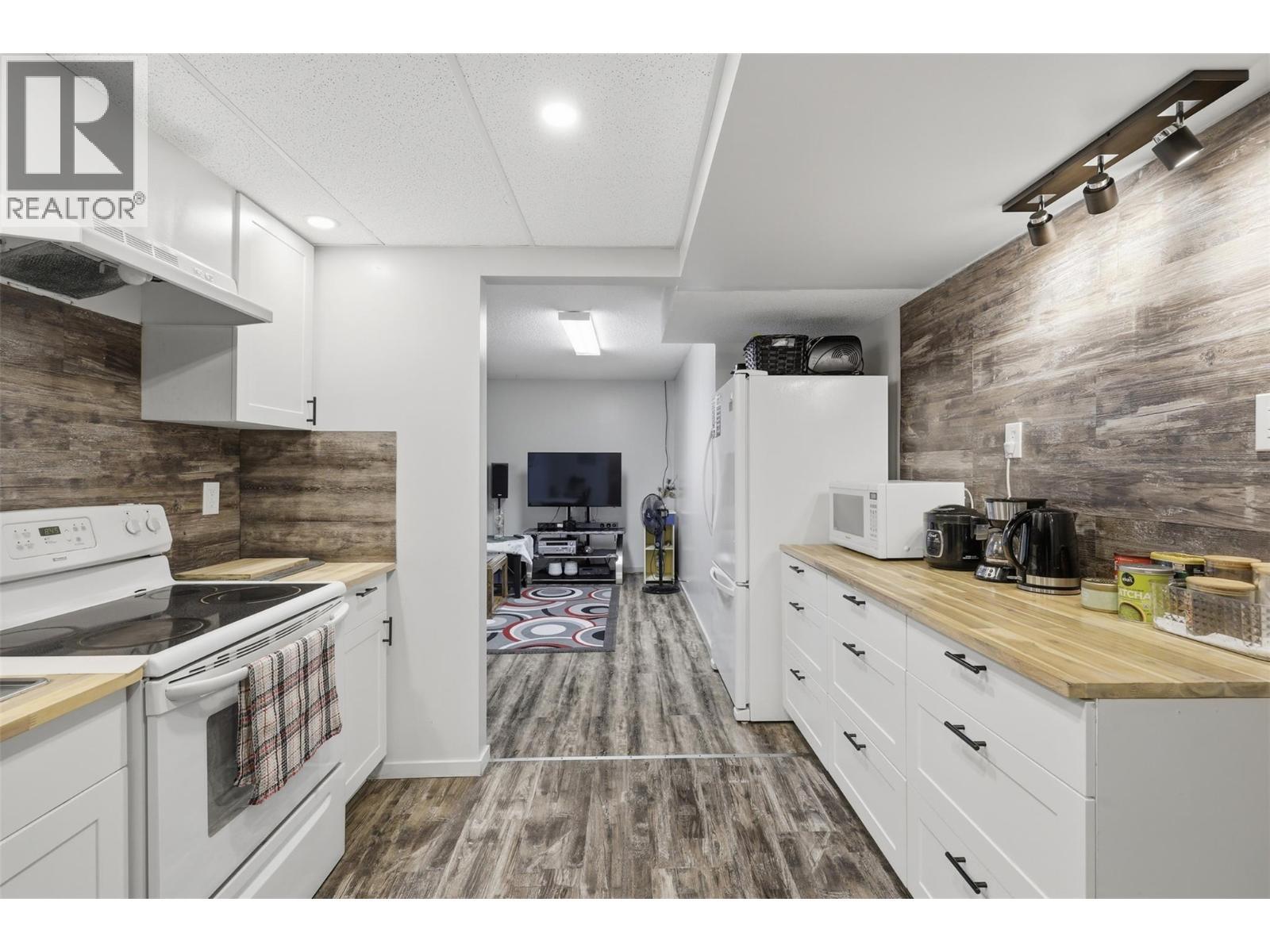 1675 Springhaven Place Place, Kamloops, BC - Indoor Photo Showing Kitchen