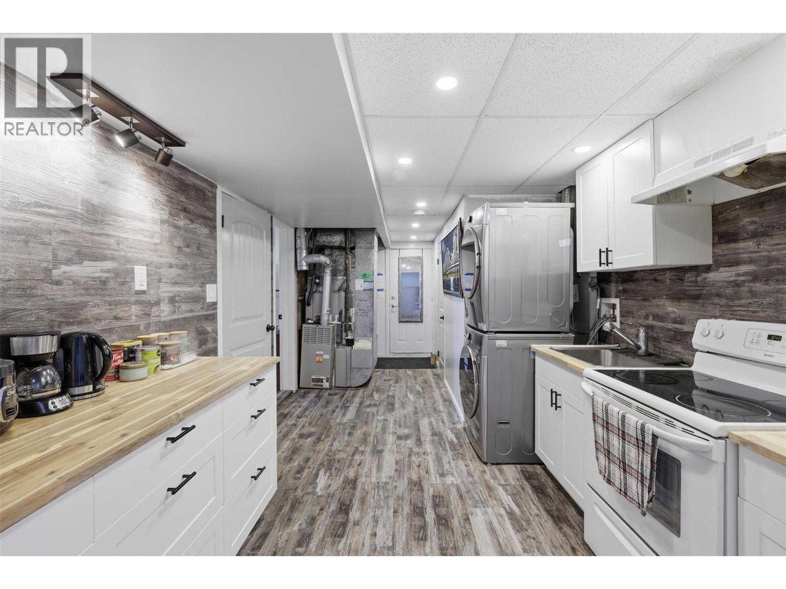 1675 Springhaven Place Place, Kamloops, BC - Indoor Photo Showing Kitchen