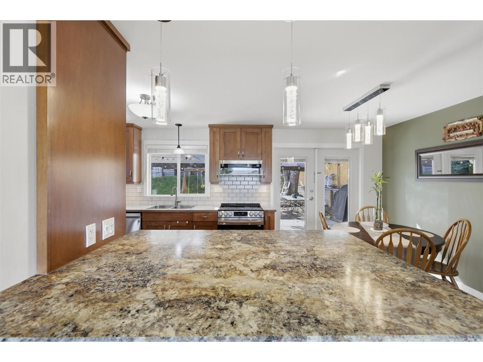 1675 Springhaven Place Place, Kamloops, BC - Indoor Photo Showing Kitchen With Upgraded Kitchen