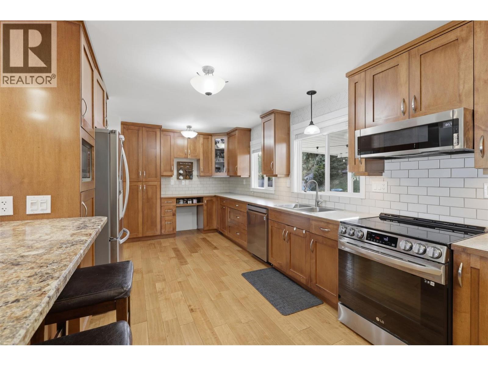 1675 Springhaven Place Place, Kamloops, BC - Indoor Photo Showing Kitchen With Double Sink With Upgraded Kitchen