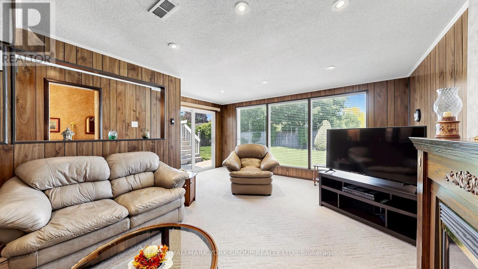 24 Devins Drive, Aurora, ON