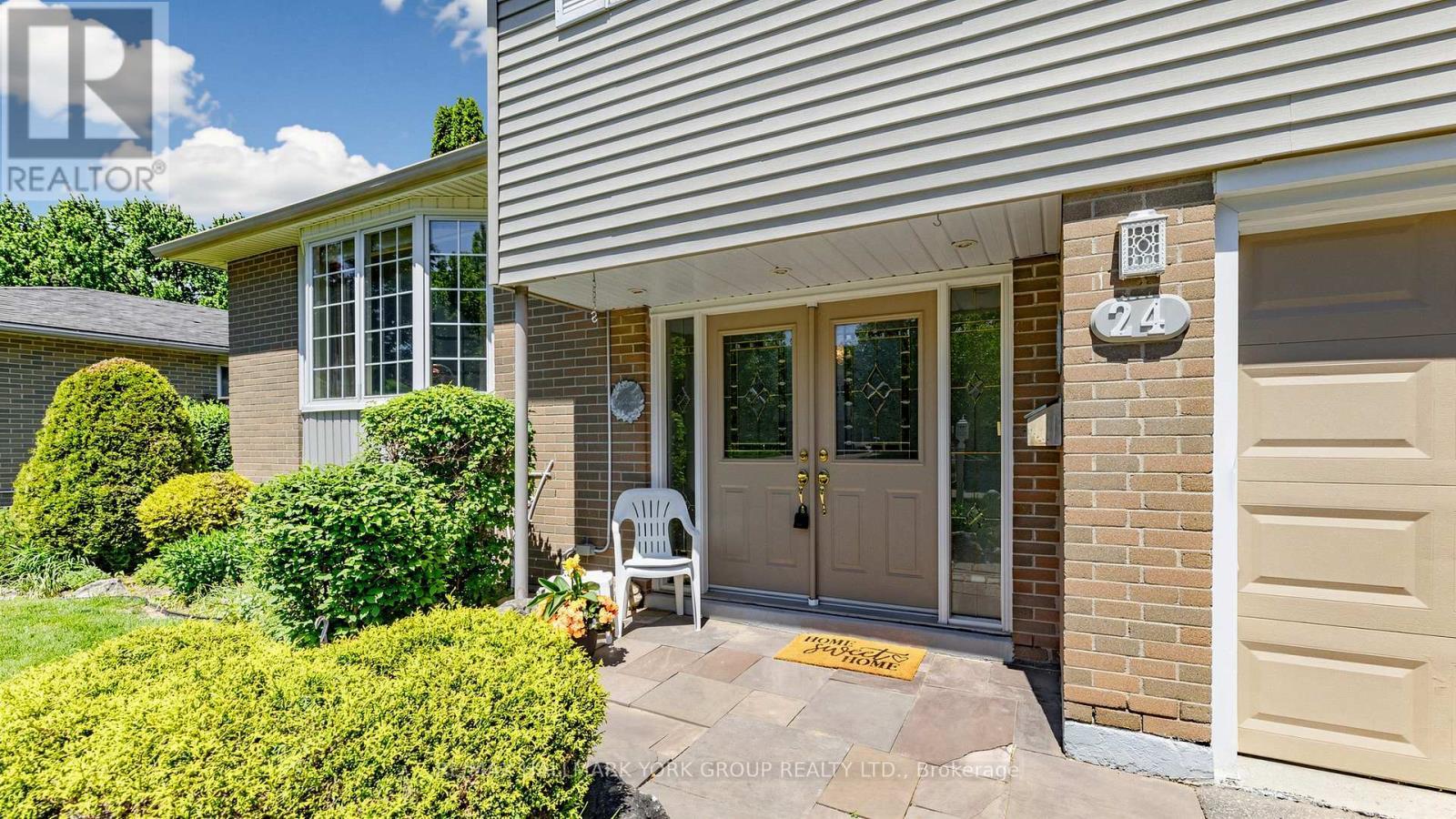 24 Devins Drive, Aurora, ON