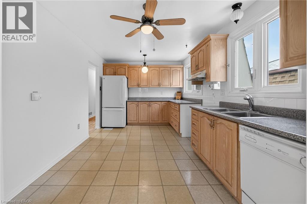305 Pinegrove Road, Oakville, ON - Indoor Photo Showing Kitchen With Double Sink