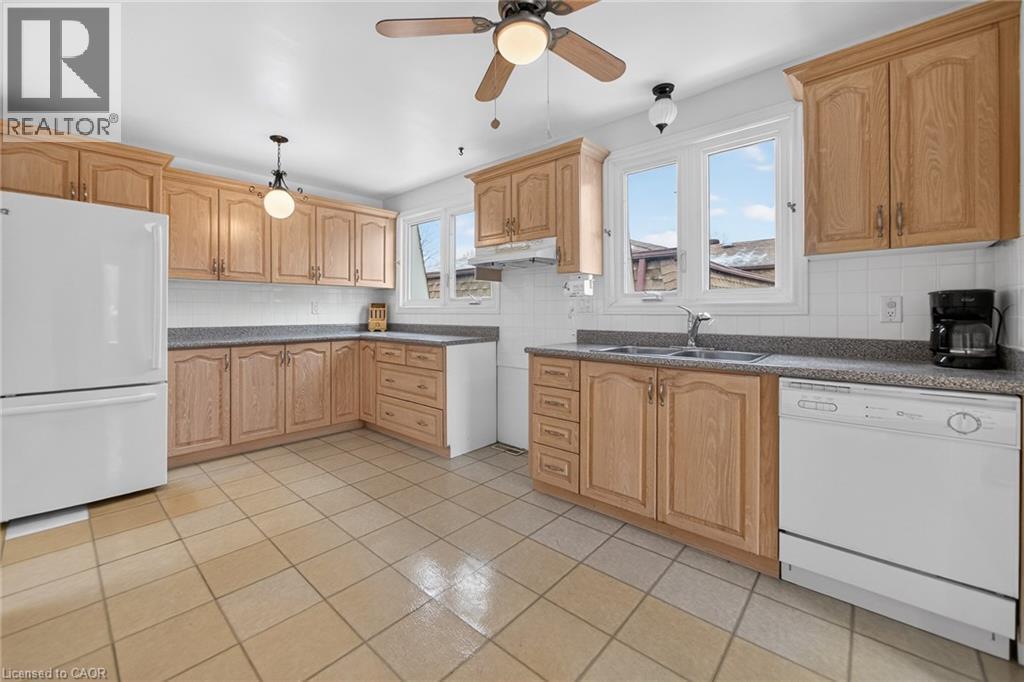 305 Pinegrove Road, Oakville, ON - Indoor Photo Showing Kitchen With Double Sink