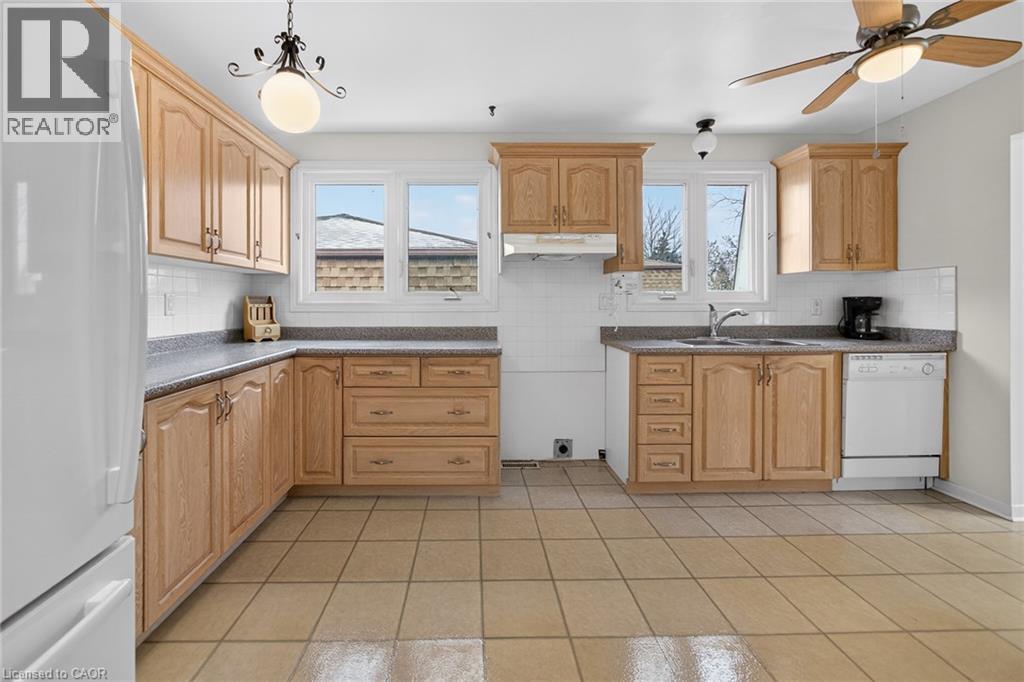 305 Pinegrove Road, Oakville, ON - Indoor Photo Showing Kitchen