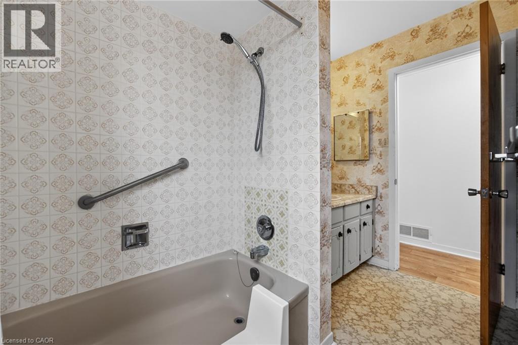 305 Pinegrove Road, Oakville, ON - Indoor Photo Showing Bathroom
