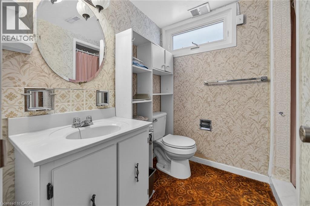 305 Pinegrove Road, Oakville, ON - Indoor Photo Showing Bathroom