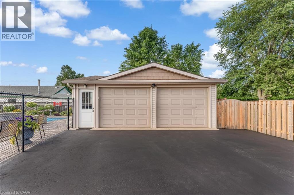 9924 Dickenson Road W, Hamilton, ON