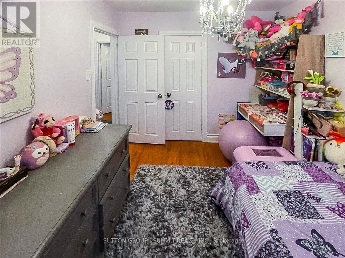 Upper - 9 Grenadier Drive, Hamilton, ON