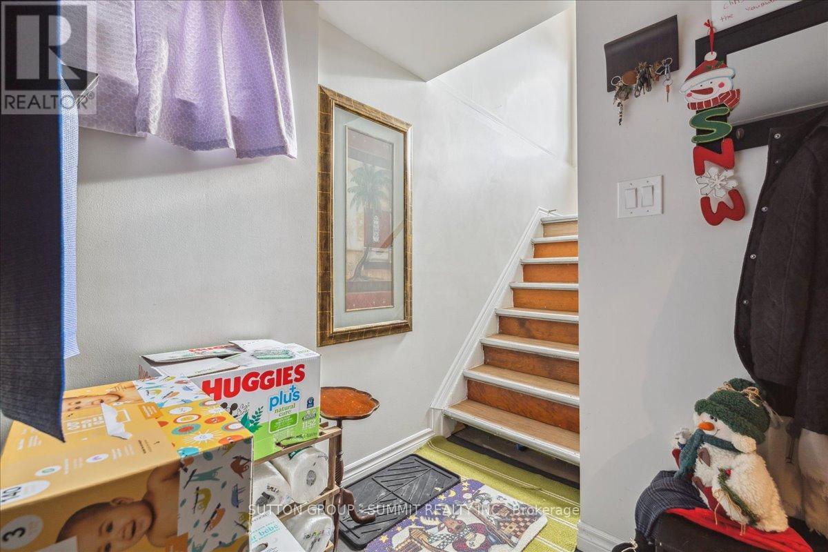 Upper - 9 Grenadier Drive, Hamilton, ON