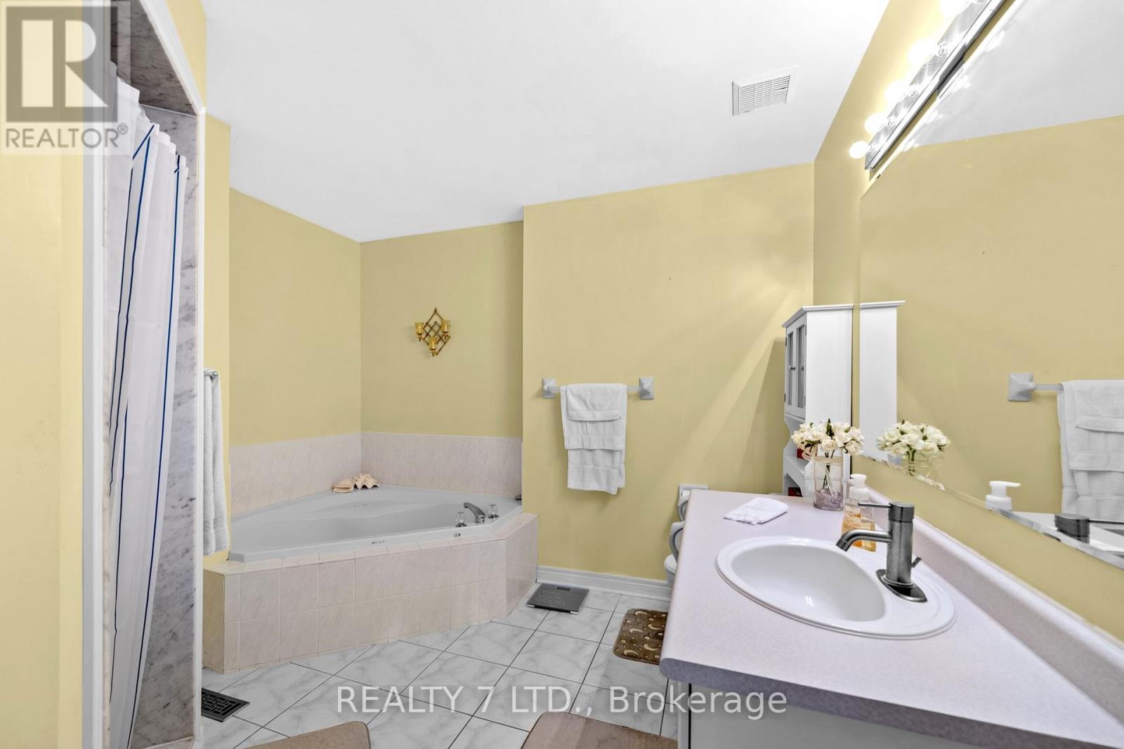 211 Downey Circle, Aurora, ON