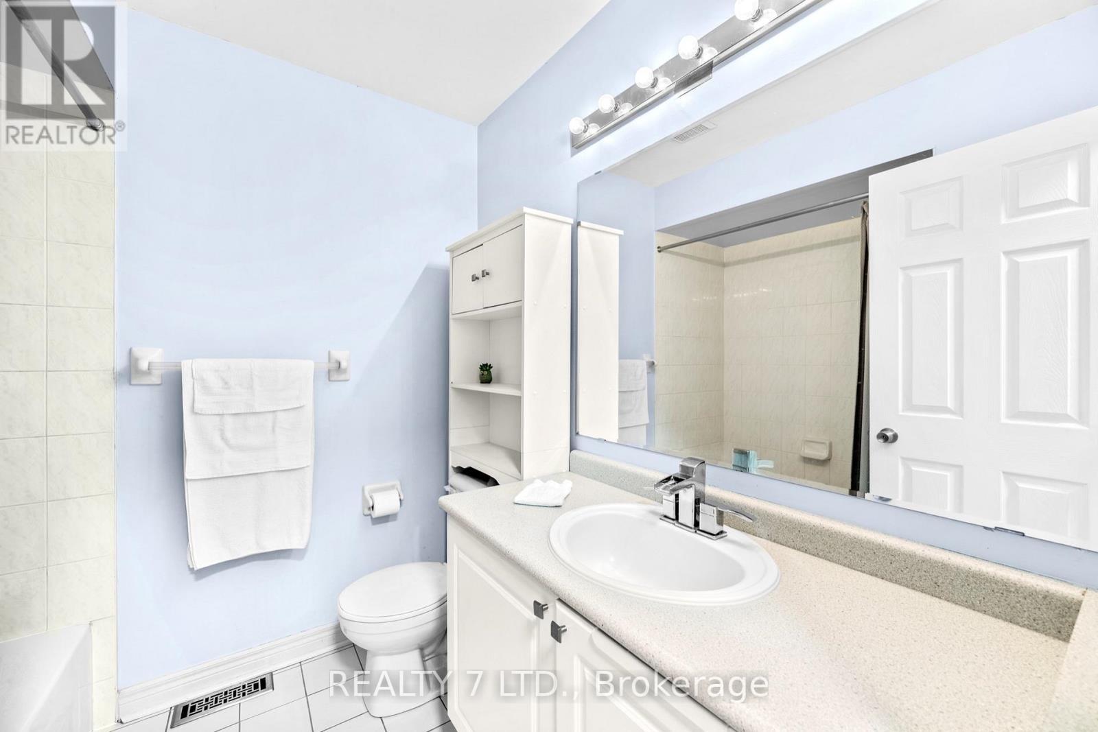 211 Downey Circle, Aurora, ON