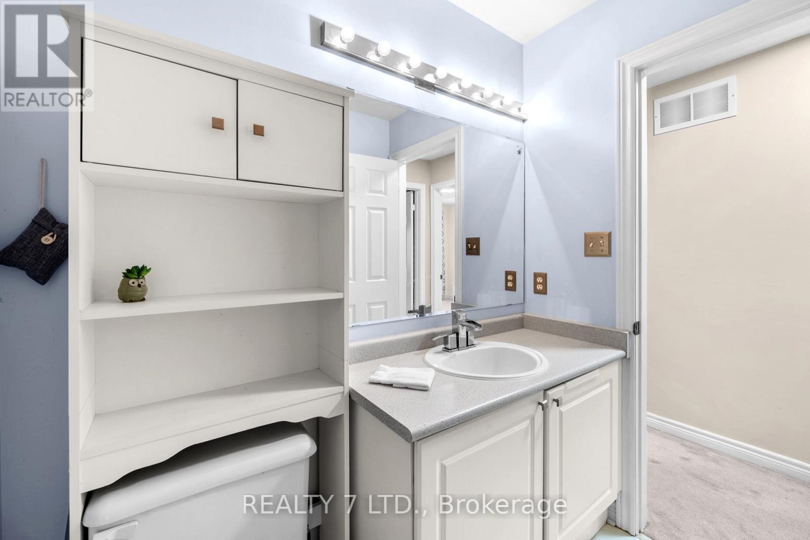 211 Downey Circle, Aurora, ON