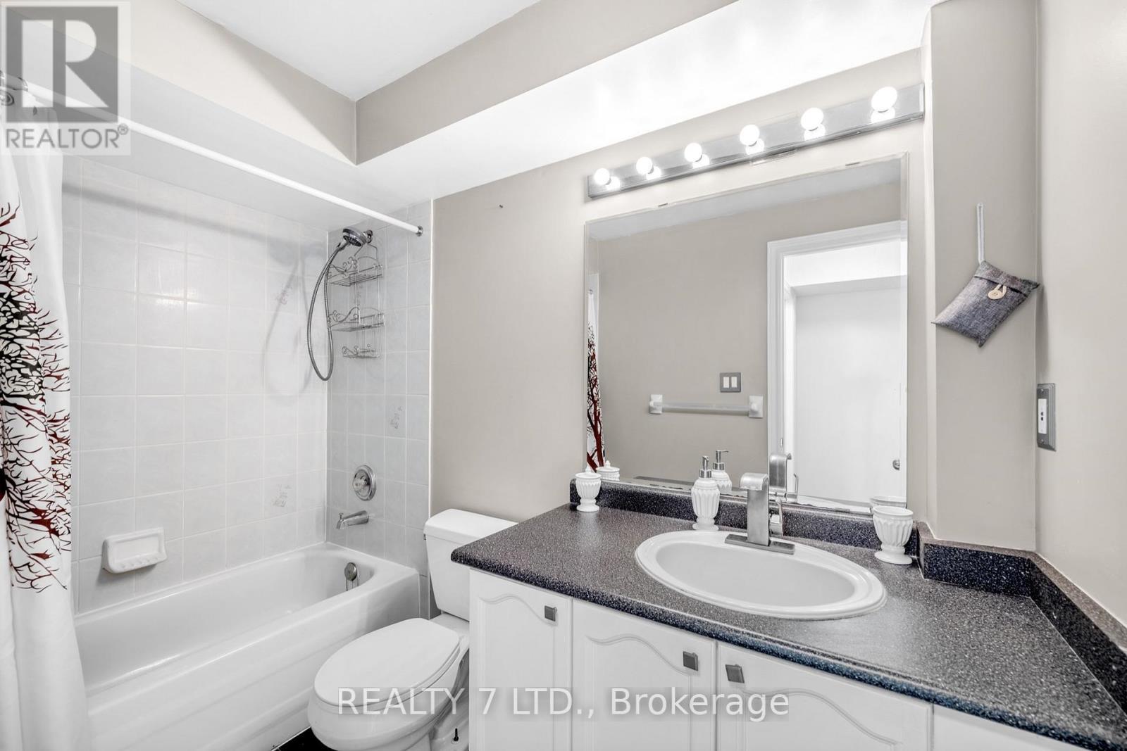 211 Downey Circle, Aurora, ON