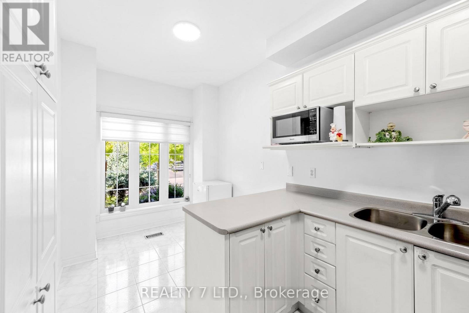 211 Downey Circle, Aurora, ON