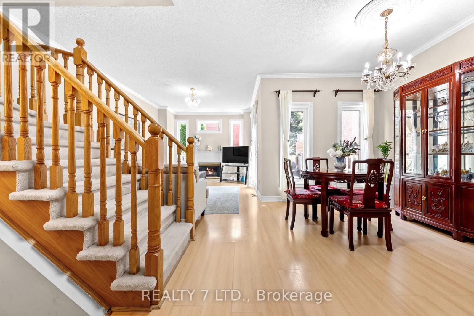 211 Downey Circle, Aurora, ON