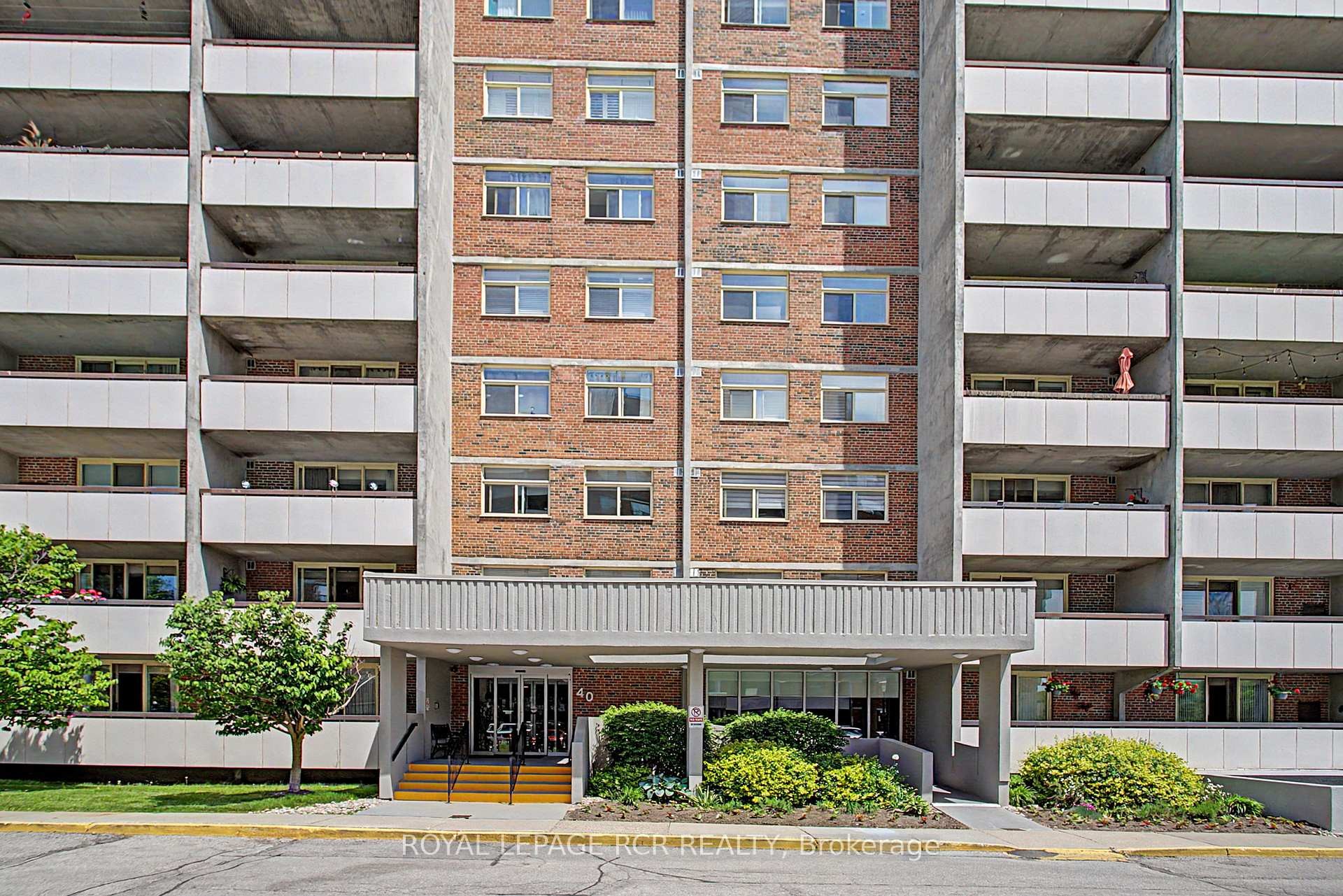 1011-40 William Roe Boulevard, Newmarket, ON - With Facade