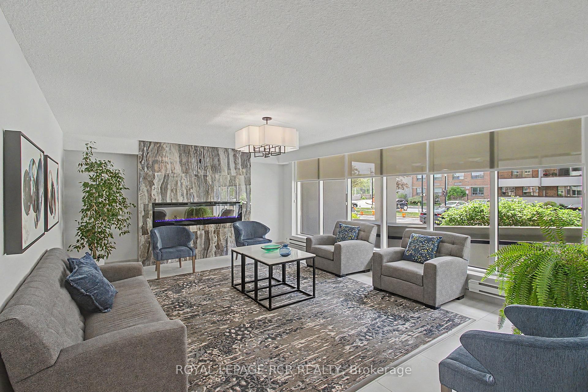 1011-40 William Roe Boulevard, Newmarket, ON - Indoor Photo Showing Living Room With Fireplace