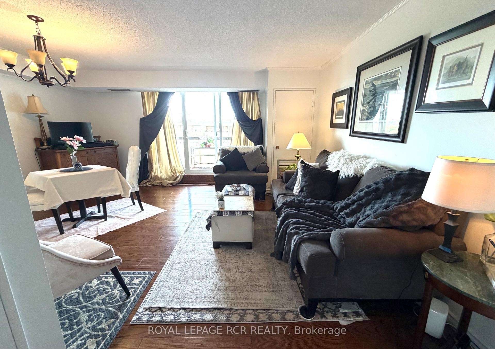 1011-40 William Roe Boulevard, Newmarket, ON - Indoor Photo Showing Living Room