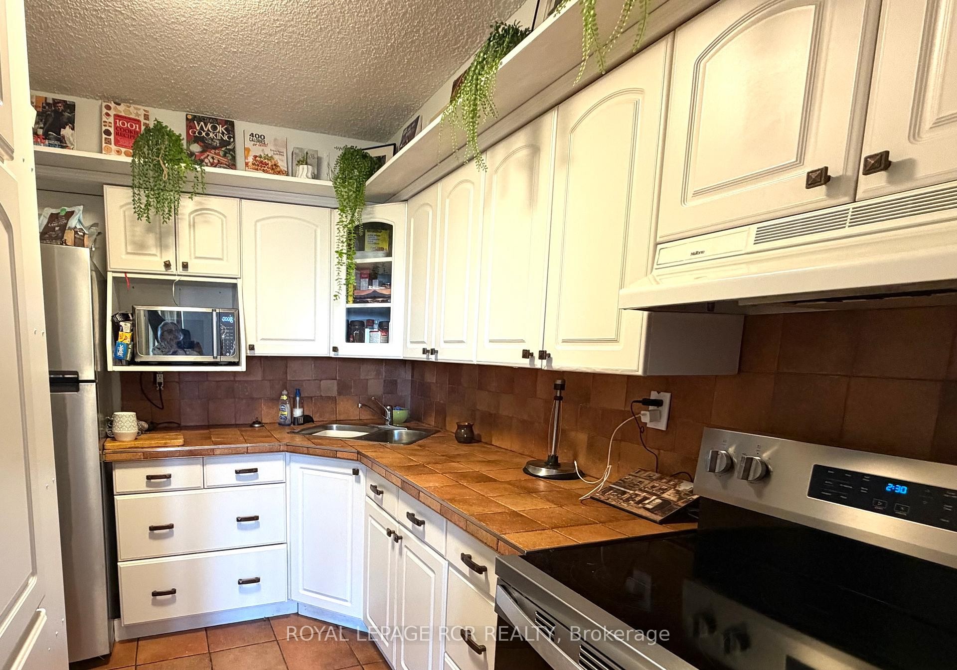 1011-40 William Roe Boulevard, Newmarket, ON - Indoor Photo Showing Kitchen With Double Sink