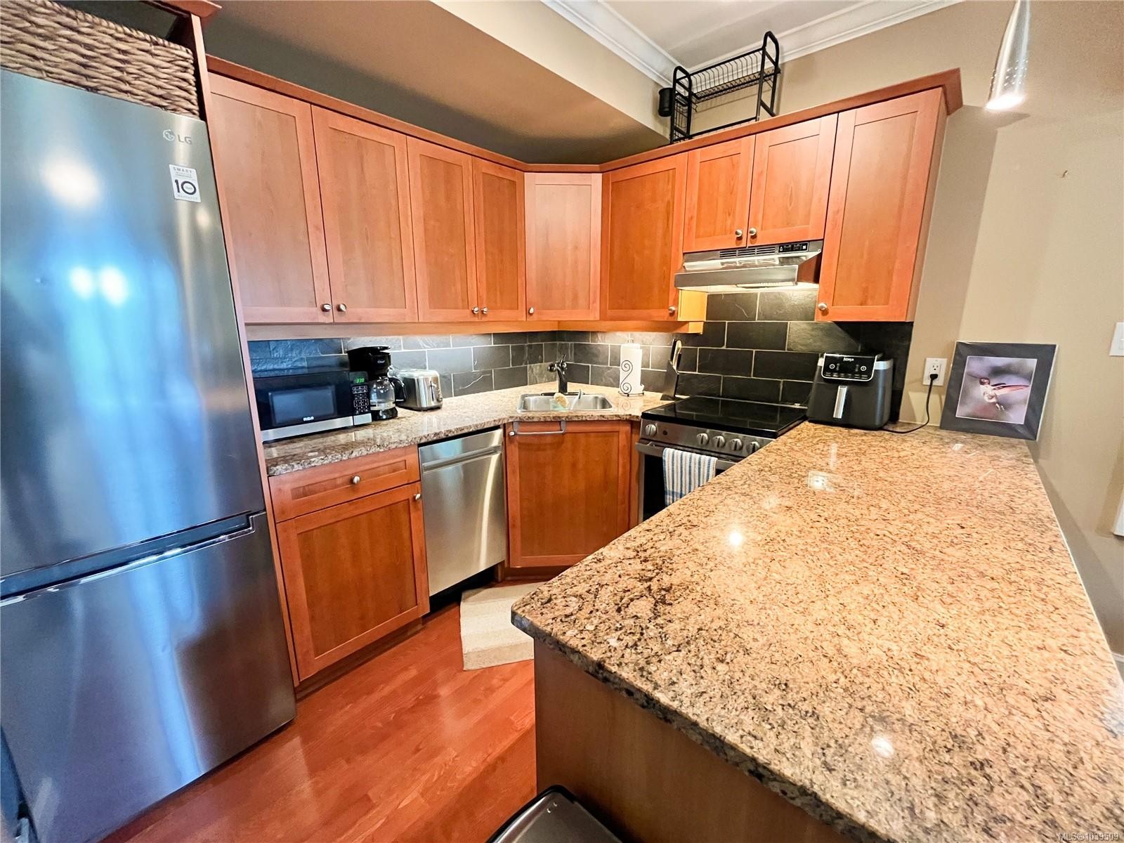 #206-2326 Harbour Rd, Sidney, BC