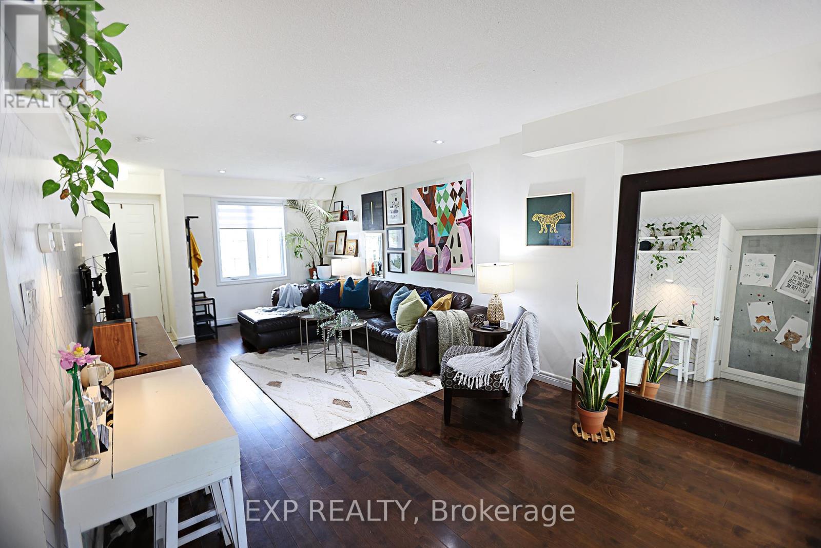 360 John Street N, Hamilton, ON