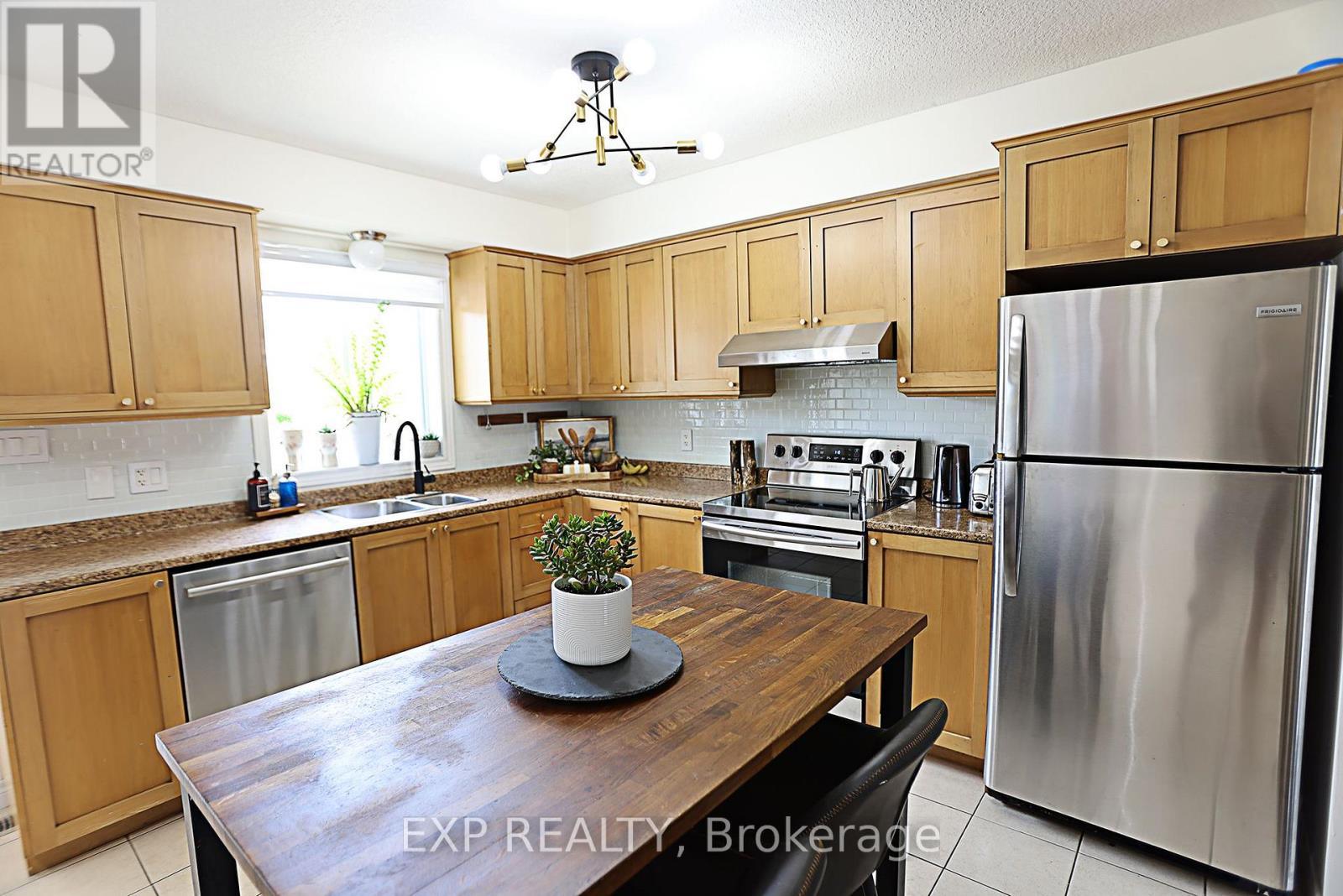 360 John Street N, Hamilton, ON