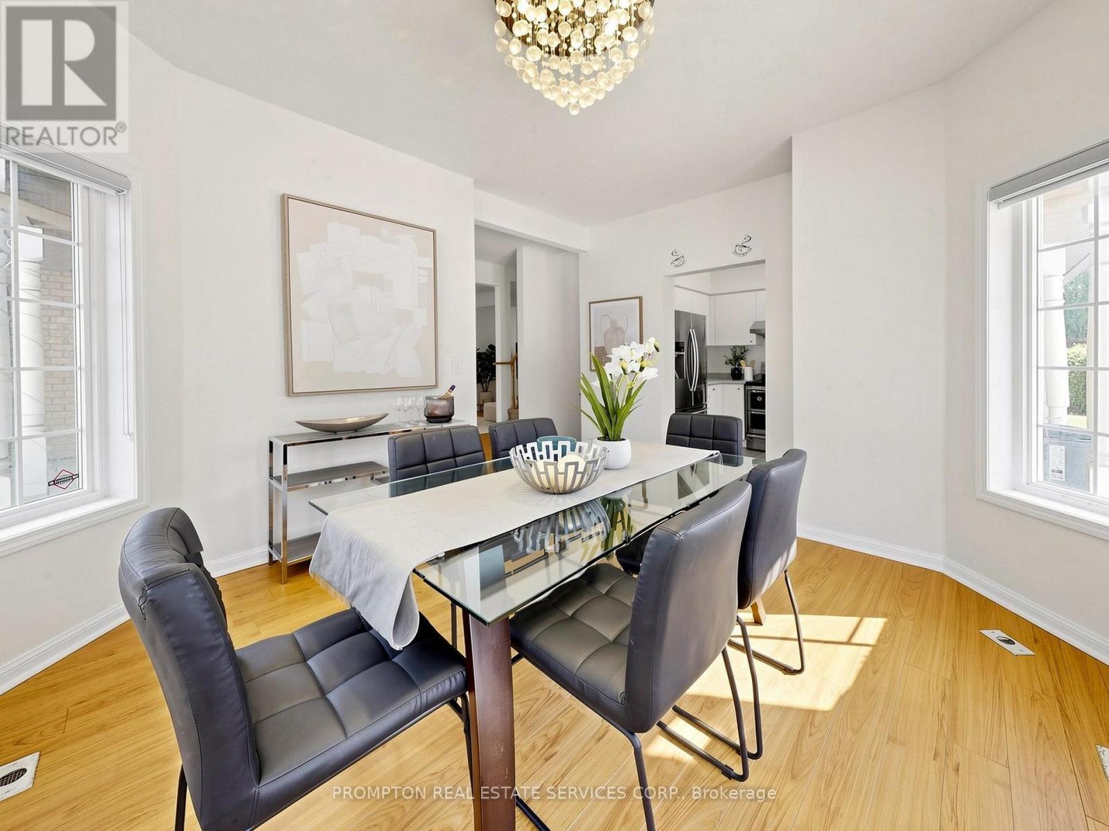 21 - 5 St.Moritz Way, Markham, ON