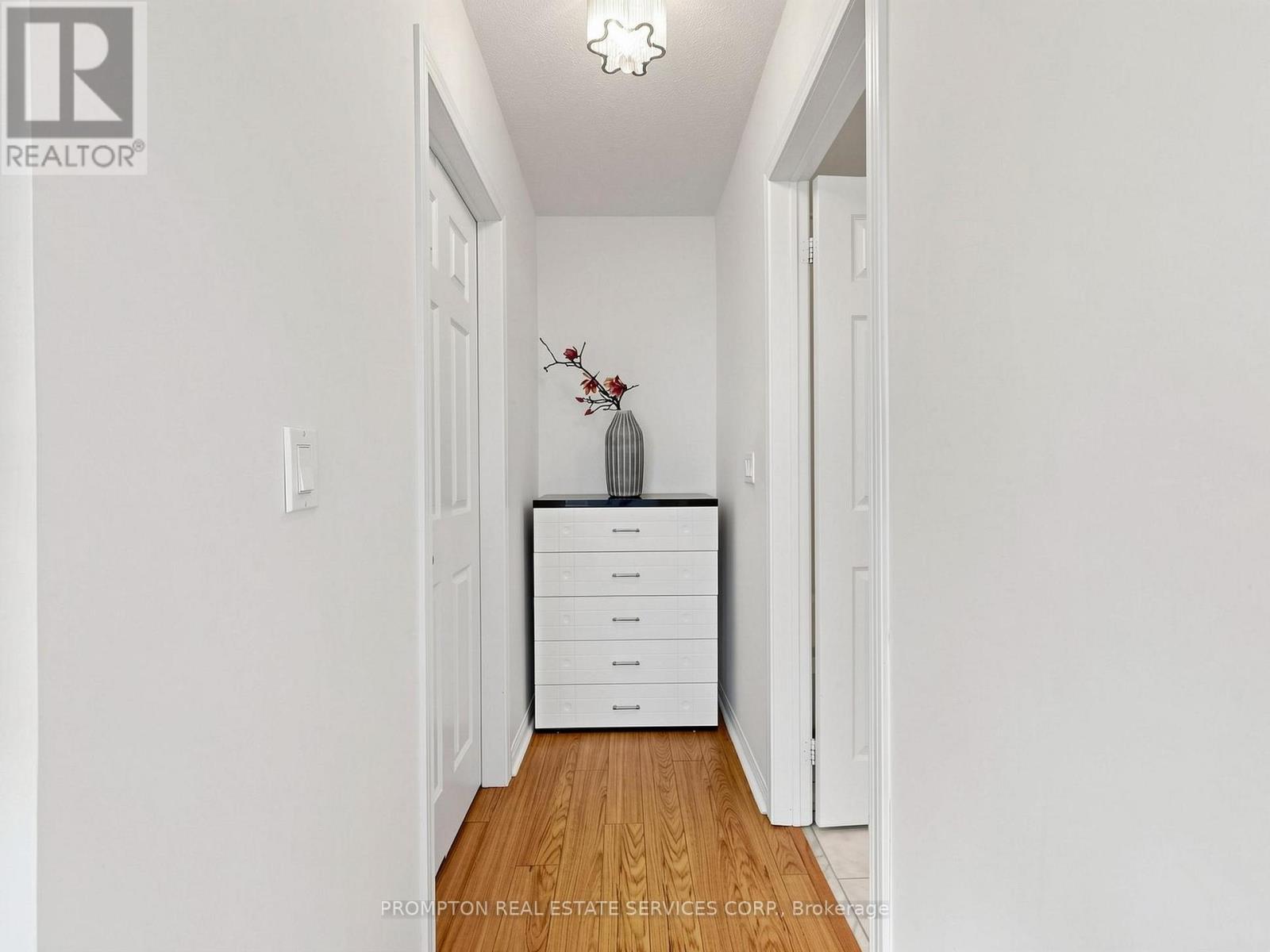 21 - 5 St.Moritz Way, Markham, ON